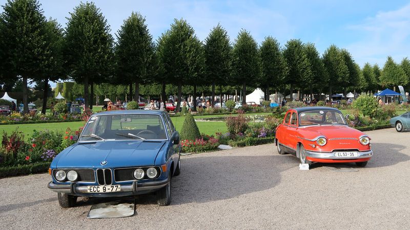 Auch diese Fahrzeuge fuhren in der DDR: Links der vermutlich älteste erhalten gebliebene BMW E3, rechts ein Panhard PL 17. Letzterer erzielte den dritten Platz in der Kategorie „Classic-Gala Zeitzeuge/Hans-Hedtke-Pokal“. (Bild: Peter Diehl)
