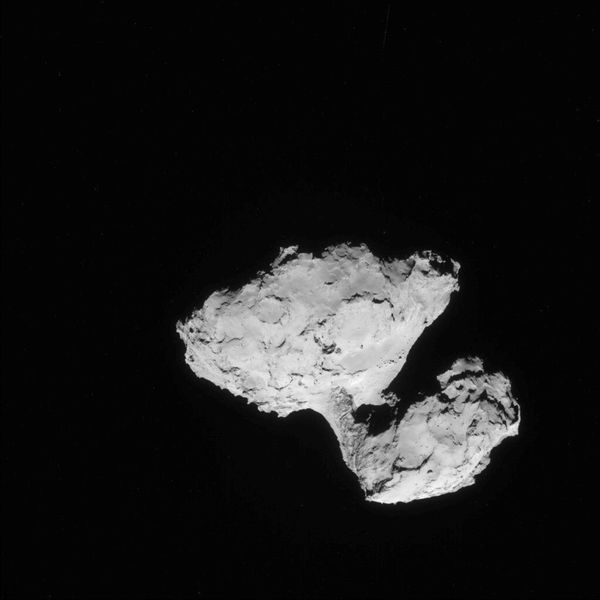 Dieses Bild des Kometen 67P/Churyumov-Gerasimenko wurde am 9. August 2014 von der Navigationskamera an Bord der Raumsonde Rosetta aus etwa 99 Kilometern Entfernung zum Kometen aufgenommen. (Bild: ESA)