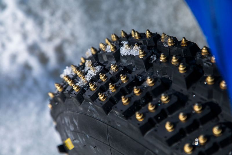 Für Grip – falls man davon auf purem Eis überhaupt sprechen kann – sollten diese speziellen Spikes sorgen. (Subaru USA)