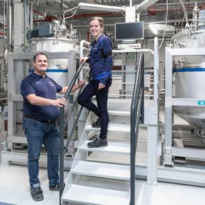 An dieser Anlage werden die Rohstoffe für die Elektrodenproduktion dosiert und gemischt. (Bild:  HARRY ZDERA)