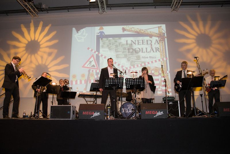 Vogel X-Mas Party 2012 im VCC in Würzburg    Birdland mit I need a Dollar von Aloe Blacc.  Weitere exklusive Bilder zur Vogel Weihnachtsfeier finden Sie auf unserer Facebook-Fanpage. Jetzt reinschauen und Fan werden. Wir freuen uns über jeden Like. (Bild: Marcel Gollin/Vogel Business Media)