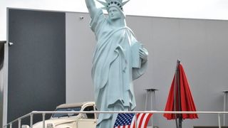 Freiheit in Sachen Restaurierung: Das Oldtimerhotel Saalfeld und Durst-Lackieranlagen bieten Wellness für den automobilen Klassiker. (Dominsky)