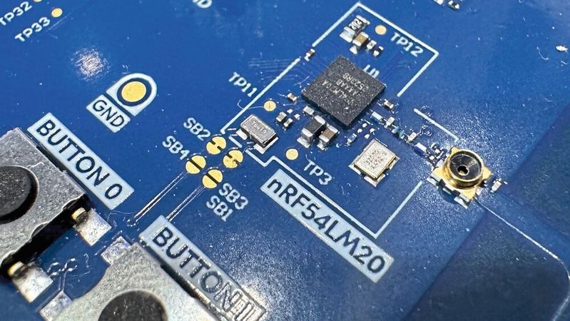 Hardware hautnah: Ein Development-Board mit dem neuen SoC nRF54LM20, der dank integrierter NPU speziell für extrem stromsparende Edge-KI-Anwendungen entwickelt wurde.(Bild:  mc/VCG)