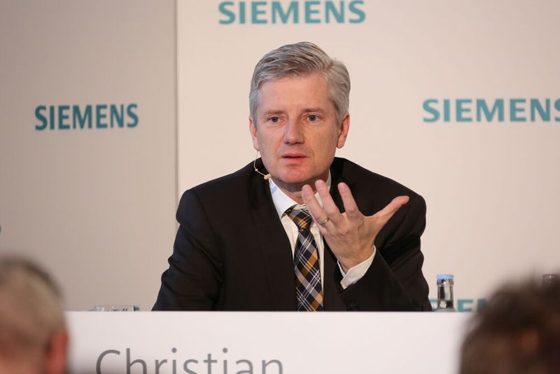  „Die Stromversorgung ist Teil des Digital Enterprise“, sagte Ralf Christian, CEO der Division  Energy Management, auf der Hannover Messe Vor-Pressekonferenz. „Mit einem intelligenten Energiemanagement können Industrieunternehmen ihre Anlagen und Prozesse wirtschaftlich, effizient und sicher betreiben. Die fortschreitende Digitalisierung ist hierfür ein entscheidender Hebel“. ( Siemens)