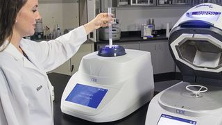 Abb.1: Überführen der getrockneten Probe ins NMR Kernresonanzspektrometer (Oracle-Modul) (Bild: CEM)