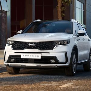 Besonders auffällig am neuen Design des Kia Sorento ist der Tigernasen-Kühlergrill mit Kaskaden-Gitter, eine Chromeinrahmung und die schmalen LED-Scheinwerfer.(Bild:  Kia)