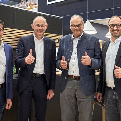 Beschlossen die Partnerschaft auf der Logimat (v.l.): Michael Reicheicher (CEO Safelog), Hans Krattenmacher (CTO SEW-Eurodrive), Michael Wolter (CEO Safelog) und Mathias Behounek (CEO Safelog). (Bild: Safelog)