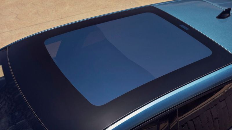 Das große Panorama-Glasdach lässt sich elektrochromatisch verdunkeln. (Bild: Renault)