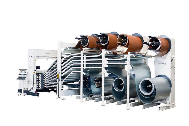 Acht Blechsorten sind auf den Abwickelgeräten ständig im Eingriff und ein Blechwechsel in wenigen Sekunden erledigt. (Bild: Forstner)