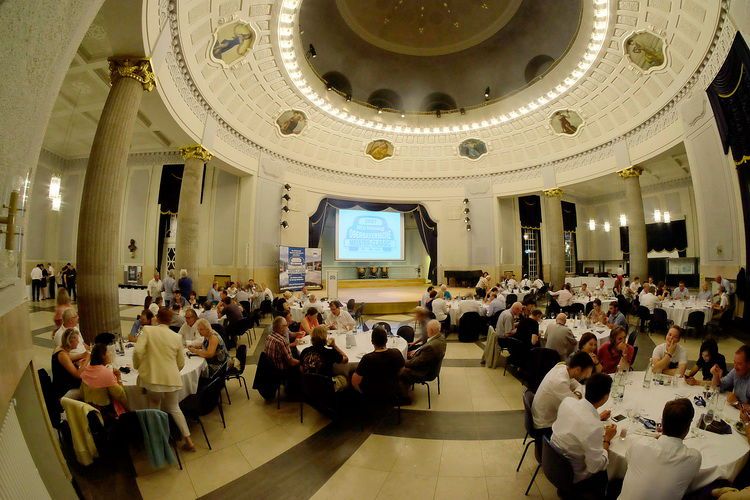 Drivers Night: Nach bewältigter Strecke ging es in die Bad Reichenhaller Konzertrotunde zur Abendveranstaltung. (Bild: Zietz/»kfz-betrieb«)
