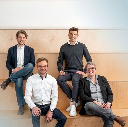 De Manger von VoltStorage (von links): Felix Kiefl (CTO), Jakob Bitner (CEO), Michael Peiter (CTO) und Verena Graf (COO) (Bild:  VoltStorage)