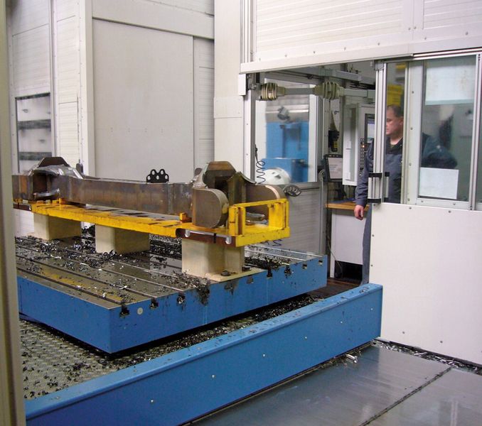 Ein Brückenkran hat eine komplette Schweißbaugruppe auf dem Maschinentisch platziert. (Bild: Goldhofer)