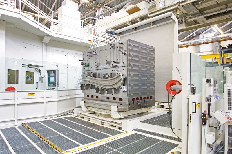 Auf diesen Spannkubus aus Stahl spannen Mitarbeiter von Premium Aerotec die zu bearbeitenden Teile. Bis zu 28 Tonnen wiegt der gesamte Aufbau, den der Peiseler-Drehtisch mühelos bewegt. (Premium AEROTEC)