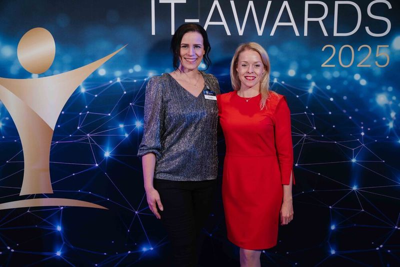 Die beiden Chefinnen der Vogel-IT-Akademie vor der Fotowand: Svenja Mohn und Eva Kanzler.  (Bild: Manuel Emme Fotografie)