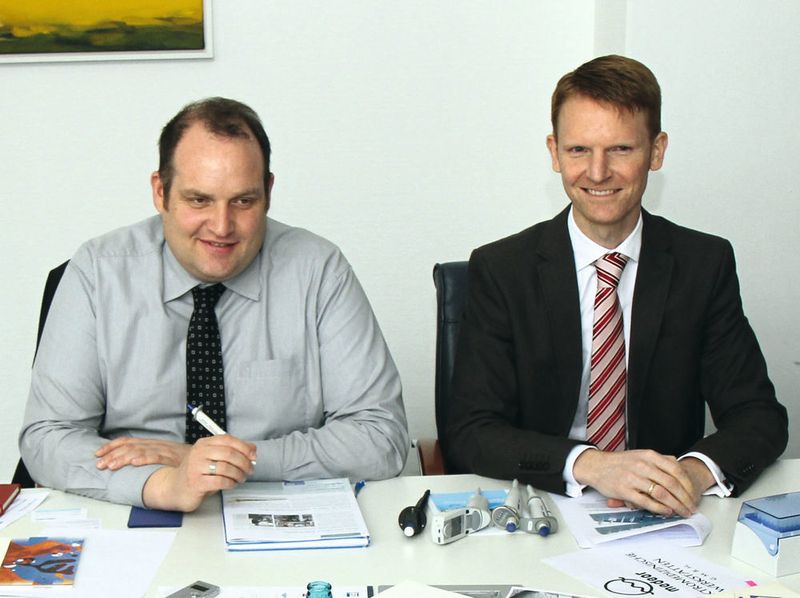 Abb. 1: Dr. Kay Koerner, (im Bild links) Project Leader Marketing for Industrial Markets, Healthcare, Medical Devices, Eppendorf AG und Dr. Florian Bundis, (im Bild rechts) Global Product Manager Liquid Handling, Eppendorf AG (Eppendorf AG)