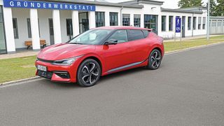 Trotz der sportlichen Karosserieform bietet der EV6 ausreichend Platz im Innenraum. (Bild: Schmidt - autoFACHMANN)