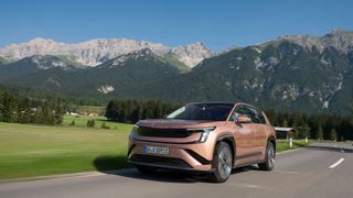 Ganz so riesig wie die Studie geriet die Serienversion nicht, übertrifft mit 4,87 Metern jedoch das bisherige SUV-Topmodell Kodiaq. (Bild: Skoda)