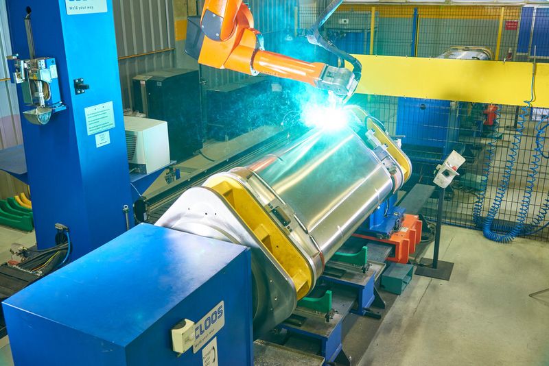 Die Überkopf-Position des Roboters ermöglicht eine optimale Werkstück-Zugänglichkeit. (Bild: Cloos)