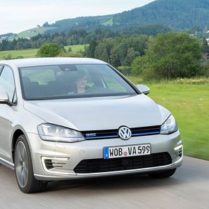 Nach der Vorstellung des rein elektrisch betriebenen E-Golf im Frühjahr dieses Jahres, zeigt Volkswagen jetzt eine weitere elektromobile Variante, die auch Käufern mit Reichweiten-Bedenken gefallen dürfte: den GTE.(Foto:  Volkswagen)
