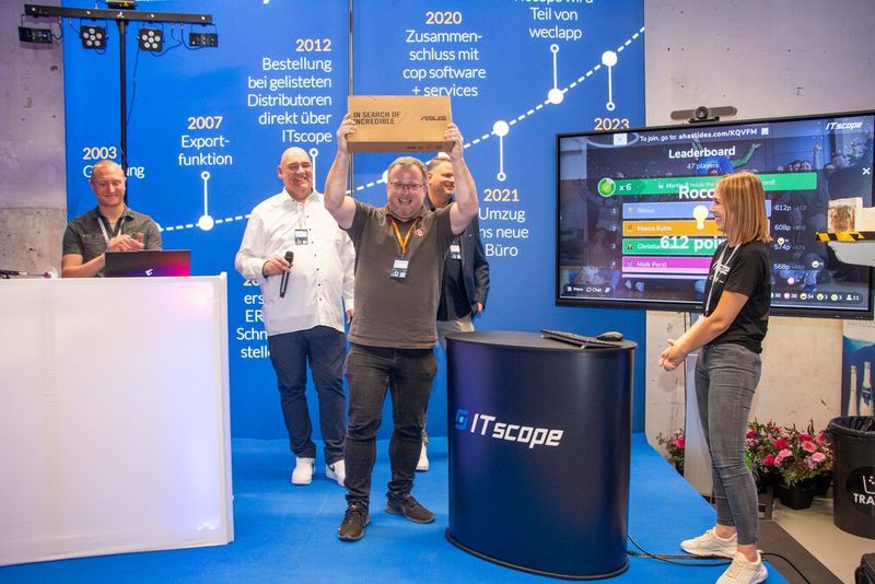 Große Freude: Bei dem ITscope-Quiz gab es mehrere Notebooks des Sponsoring-Partners Asus zu gewinnen. (Bild: ITscope)