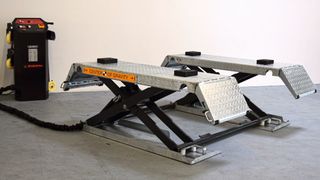 Die neue „SHB-Short-X-Lift-3.5“ von Sherpa ist eine elektrohydraulische Kurzhub-Scherenhebebühne mit Direktaufnahme für Pkw mit 3,5 Tonnen Tragkraft. (Bild: Sherpa)