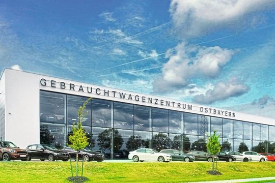 Mit dem Gebrauchtwagenzentrum Ostbayern hat die HW-Gruppe 2015 einen beeindruckenden Standort in Regensburg eröffnet. Das Unternehmen betreibt in der Stadt ansonsten ein BMW- und Mini-Autohaus. Dementsprechend liegt auch im Gebrauchtwagenzentrum der Schwerpunkt auf Fahrzeugen dieser beiden Marken.(Bild:  HW-Gruppe)