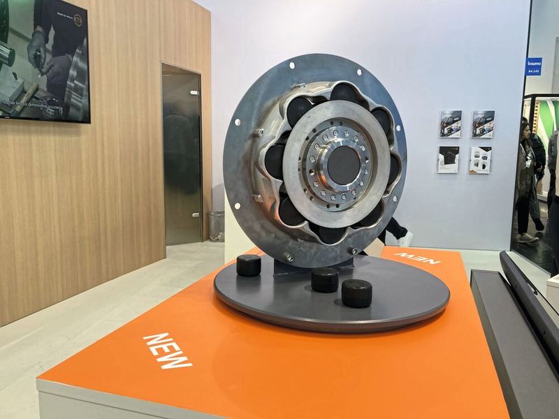 KTR hat mit Variolastic eine elastische Kupplungen für die Verbindung von Dieselmotor und Pumpenverteilergetriebe auf den Markt gebracht. Die Kupplung wird steifer bei hoher Last, zeigt bei niedriger Drehzahl aber wenig Resonanz. Dadurch ist laut Hersteller ein hohes Drehzahlspektrum möglich.  (Bild: dm/VCG)