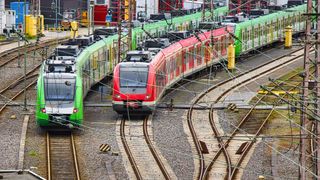 In Hessen und in Sachsen-Anhalt ist man sich zum großen Teil einig: Das Deutschlandticket soll auch nach 2025 weiter gelten – über die Kosten und einen Ausbau des Verkehrsnetzes muss man aber noch diskutieren. (©Prieshof PixEL – stock.adobe.com)