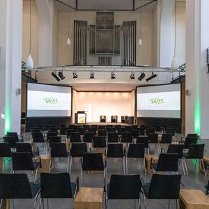 Das Umweltforum in Berlin war früher eine Kirche. Die Orgel steht noch und wird zur musikalischen Untermalung von Veranstaltungen auch noch genutzt.