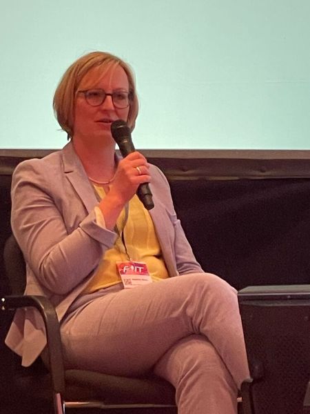 Katrin Hahn, Geschäftsführerin der BWI, vervollständigte die Panel-Damen. (Bild: Vogel IT-Medien GmbH)