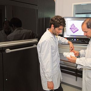 Stefan Kammann (rechts): „Inzwischen kommen die Kollegen selbst auf Ideen, was wir für sie drucken könnten.“(Bild:  Adam, Continental Engineering Services)