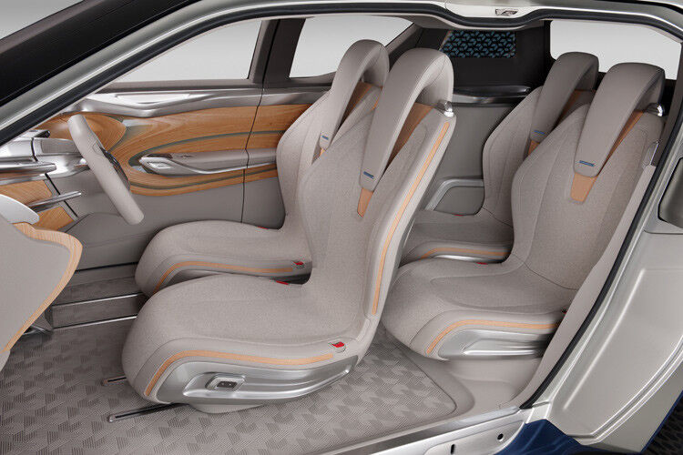 Für den Komfort im Innenraum sorgen die versetzt angeordneten Sitze. (Foto: Nissan)