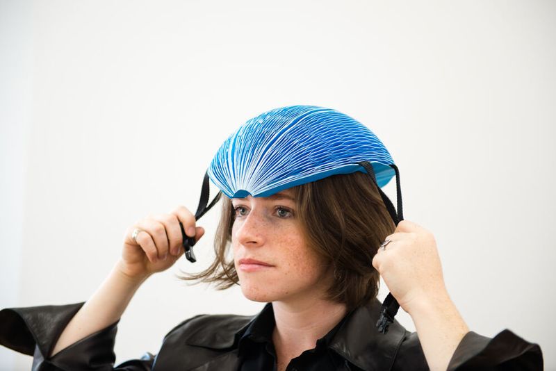 „Mit der finanziellen Unterstützung und der Publicity, die ich durch den Gewinn des James Dyson Award erfahren habe, konnte ich die Entwicklung des Helms bis zur Marktreife vorantreiben“, erklärt Isis Shiffer. „Ich fühle mich geehrt, dass ich diese außergewöhnliche Erfahrung machen durfte und kann es kaum erwarten, bis meine Erfindung in diesem Jahr produziert wird.“ (Bild: James Dyson/Kimberly Mufferi )