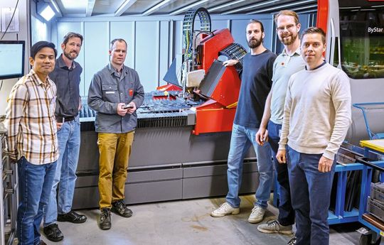 V. l. n. r.: Dr. Naval Mehta (Postdoc, Empa), Dr. Andreas Lüdi (Global Manager Innovation),  Roland Bader (Senior Process Engineer), Konstantinos Skovolas (Machine Learning & Process Engineer, alle Bystronic), Dr. Roland Richter (Postdoc, Ansprechpartner für dieses Projekt),  Dr. Elia Iseli (Gruppenleiter, beide Empa).(Bild:  Roland Richter / Empa)