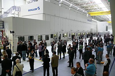 Die Gäste ließen bei der Einweihung sich von der sechsstufigen  Pressenlinie faszinieren; insgesamt stehen in dieser Linie 10300 t Presskraft zur Verfügung. Allein die Kopfpresse beansprucht 2500 t Presskraft für sich. (Archiv: Vogel Business Media)