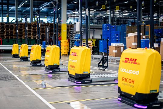In modernen Logistikumgebungen wie bei DHL zählt jede Sekunde. Eine unterbrechungsfreie Energieversorgung sorgt für maximale Verfügbarkeit der Fahrzeuge.(Bild:  Wiferion)