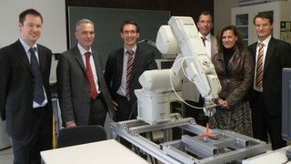 Übergabe des Mitsubishi-Knickarmroboters Robi an die Hochschule Heilbronn (v.l.n.r.: Dipl.-Ing. (FH) Georg Wörle, HHN, Peter Mischitz, Mitsubishi Electric Europe B.V. (Factory Automation), Dipl.-Ing. (FH) Jan-Philipp Liersch (HHN), Prof. Dr.-Ing. Wolfgang Wehl  (HHN), Nicole Kleiner, Mitsubishi Electric Europe B.V. (Human Resources), Prof. Dipl.-Ing. Andreas Hoch (HHN)) (Archiv: Vogel Business Media)
