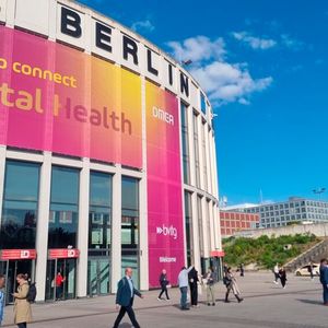 Die „DMEA – Connecting Digital Health“ verbindet Zukunftsthemen wie KI, Interoperabilität und digitale Versorgung im Gesundheitswesen. Dieses Jahr setzte die Veranstaltung ihren Fokus insbesondere auf digitale Patientenversorgung, Patient Empowerment, Europäischer Gesundheitsdatenraum (EHDS), Telemedizin sowie Cybersecurity.(Bild:  © Serina Sonsalla)