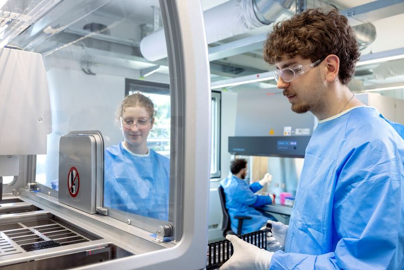 Mitarbeiter im Labor testen und prüfen Medikamente auf ihre Qualität und Wirksamkeit. (Bild: Eva Speith)