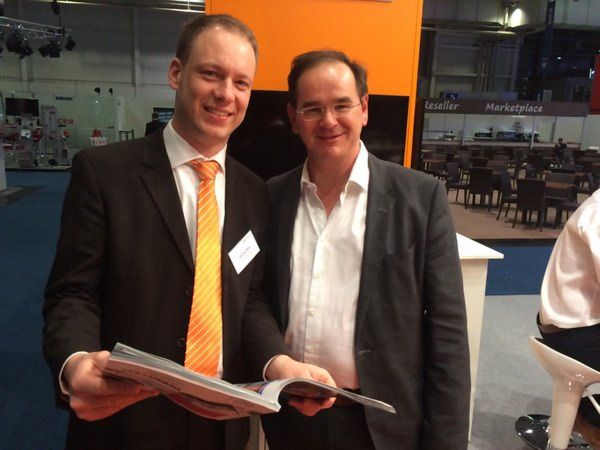 Henning Meyer von Acmeo und Werner Nieberle, Geschäftsführer Vogel IT-Medien , studieren die Jubiläums-Ausgabe der IT-BUSINESS (IT-BUSINESS)
