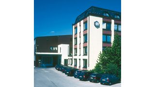 Die Schlemmer Group (im Bild der Firmensitz in Poing) hat die Mehrheit der Hoppe Kunststoffspritzerei und Formenbau GmbH & Co. KG übernommen und ist ab April 2014 Mehrheitsgesellschafter bei dem in Mahlow bei Berlin ansässigen Unternehmen. (Foto: Schlemmer)