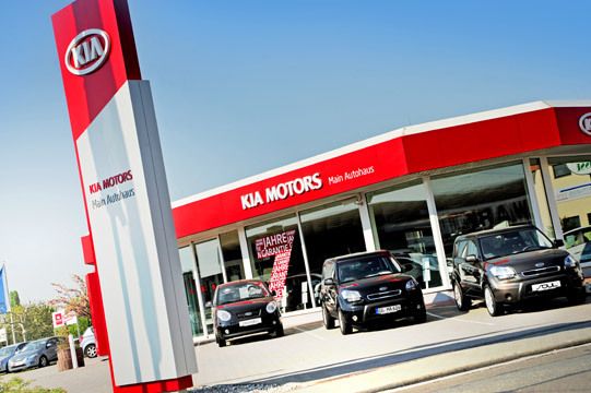 Zu den Pflichtelementen gehört das Fassadenband ebenso wie der Pylon... (Archiv: Vogel Business Media)