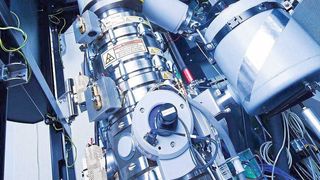 Innenansicht des Supermikroskops SALVE, mit dem der „Bindungstanz“ zweier Rheniumatome gefilmt wurde. (Heiko Grandel, Universität Ulm)