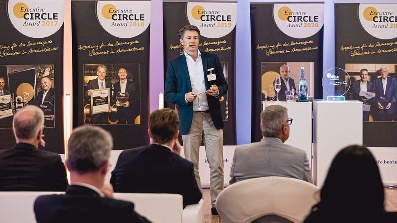 Matthias Bauer, Chef der Vogel-Unternehmensgruppe, hielt in diesem Jahr stellvertretend für »kfz-betrieb«-Chefredakteur Wolfgang Michel die Laudatio.   (Bild: Stefan Bausewein)