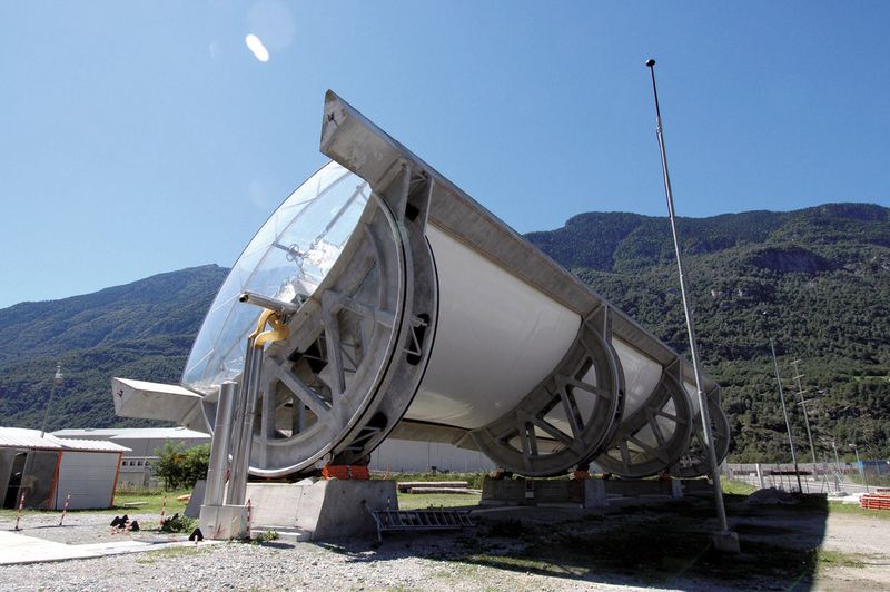 Auf den Betontrögen ist eine Spiegelkonstruktion aus aluminiumbedampfter ETFE- und durchsichtiger Kunststofffolie installiert. (Bild: Airlight Energy)