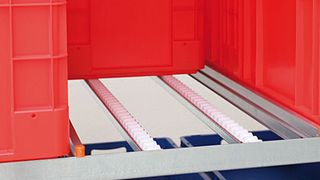 Jede Regalebene besteht aus drei oder vier Rollenbahnen mit jeweils zwei Rollenleisten und mit einer vorderen Anschlagleiste zur Sicherung der Lagerbehälter. Bild: Regalwerk (Archiv: Vogel Business Media)