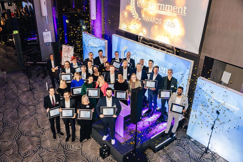 Zum krönenden Abschluss des Abends durfte ein Bild von allen Gewinnerinnen und Gewinnern der eGovernment Readers' Choice Awards 2025 natürlich nicht fehlen. (Bild: © Offenblende/Christoph Wehrer )