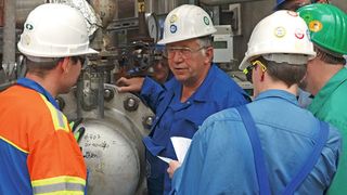 Peter Goth, Sachverständiger vom TÜV Süd Chemie Service mit Kollegen vor Ort. Viele unterschiedliche Firmen arbeiten gemeinsam an einem erfolgreichen Turnaround. (Bild: Tüv Süd)