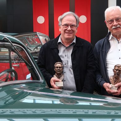 Die beiden Geehrten mit ihren Büsten im August-Horch-Museum: Hans Peter Würsten mit der Metternich-Büste (links) und Eckhart Bartels mit der Maybach-Büste. (Bild: AHG)
