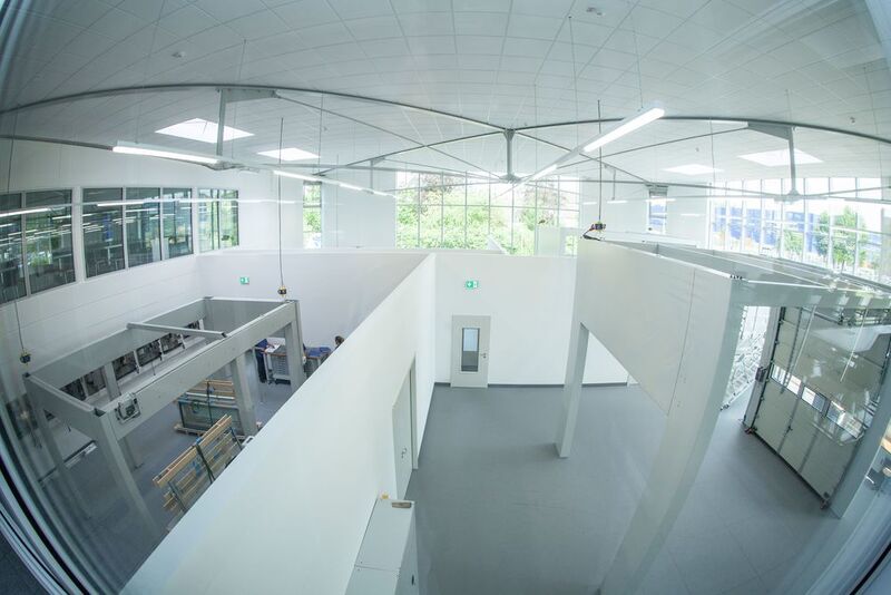 Das Montagezentrum ist im Innenraum in vier Montagebereiche unterteilt. Im Obergeschoss befinden sich vier großzügige Schulungsräume. (Hörmann)
